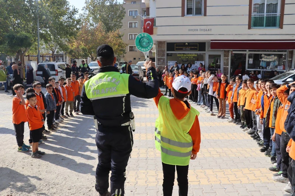 Manisa Jandarmasından Öğrenci ve Yaya Güvenliği Denetimi