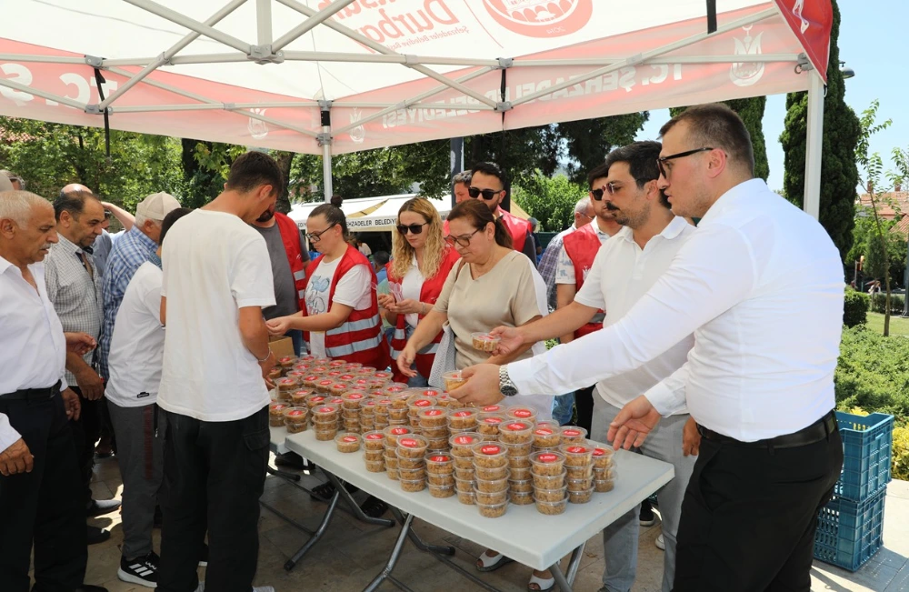ŞEHZADELER BELEDİYESİ'NDEN MEHMET GÜZGÜLÜ ANISINA HELVA HAYRI