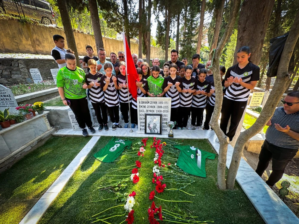 Şampiyon Minik Hentbolcular, Kupayla Ferdi Zeyrek’in Kabrini Ziyaret Etti