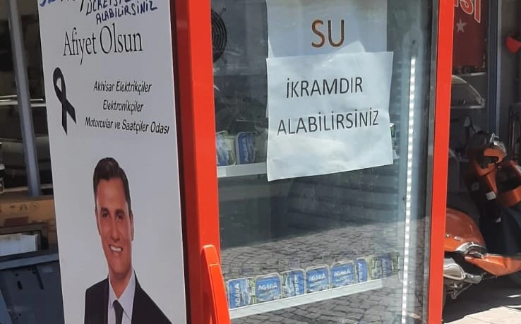 Akhisar Esnafından Merhum Ferdi Zeyrek İçin Su Hayrı