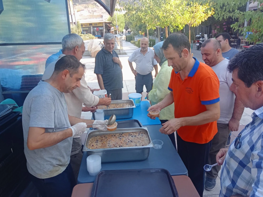 Şehzadeler’de Esnaftan Aşure Hayrı