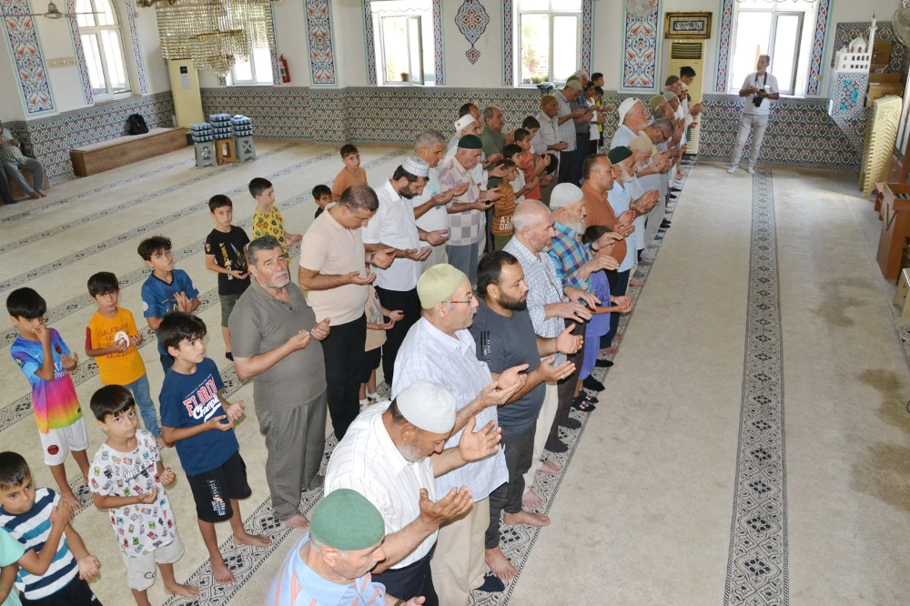 Şehzadeler’de Yağmur Duası: Semaya Rahmet İçin Eller Kalktı